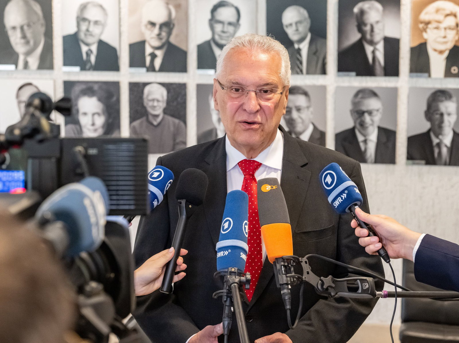 Bayerns Innenminister Joachim Herrmann (CSU) verteidigt in Karlsruhe das bayerische Gesetz.