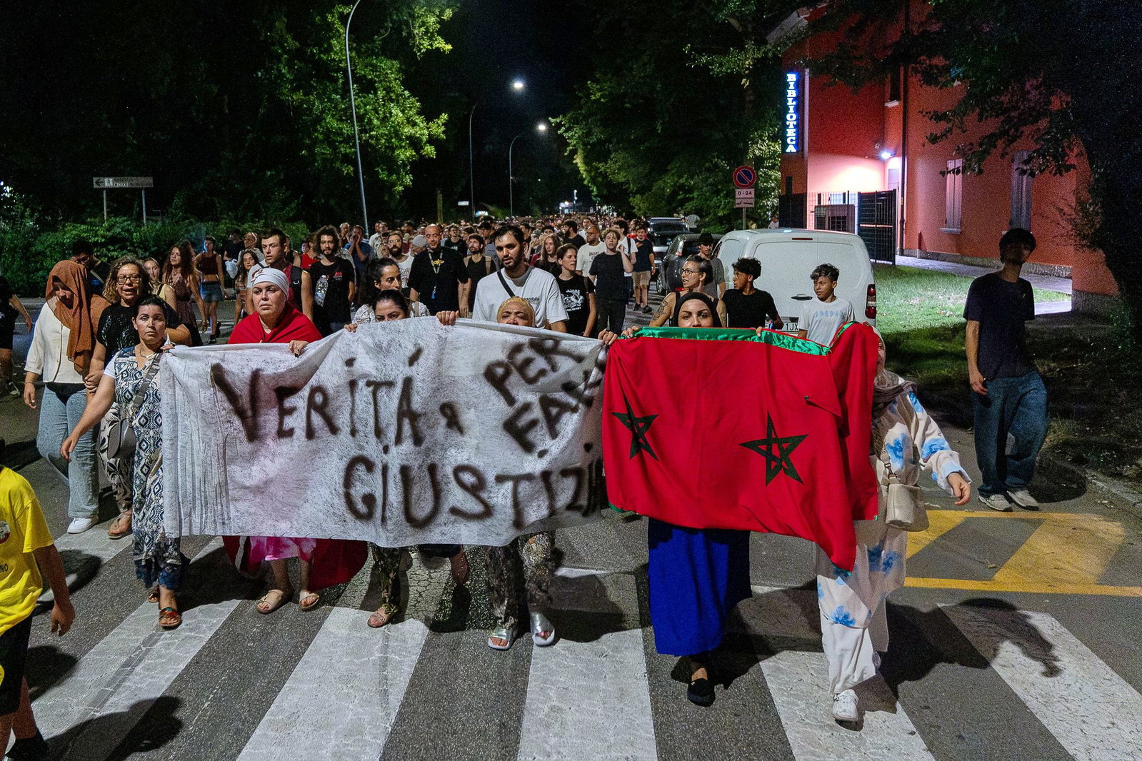 Demonstranten zeigen ihre Solidarität mit der Familie des Opfers.