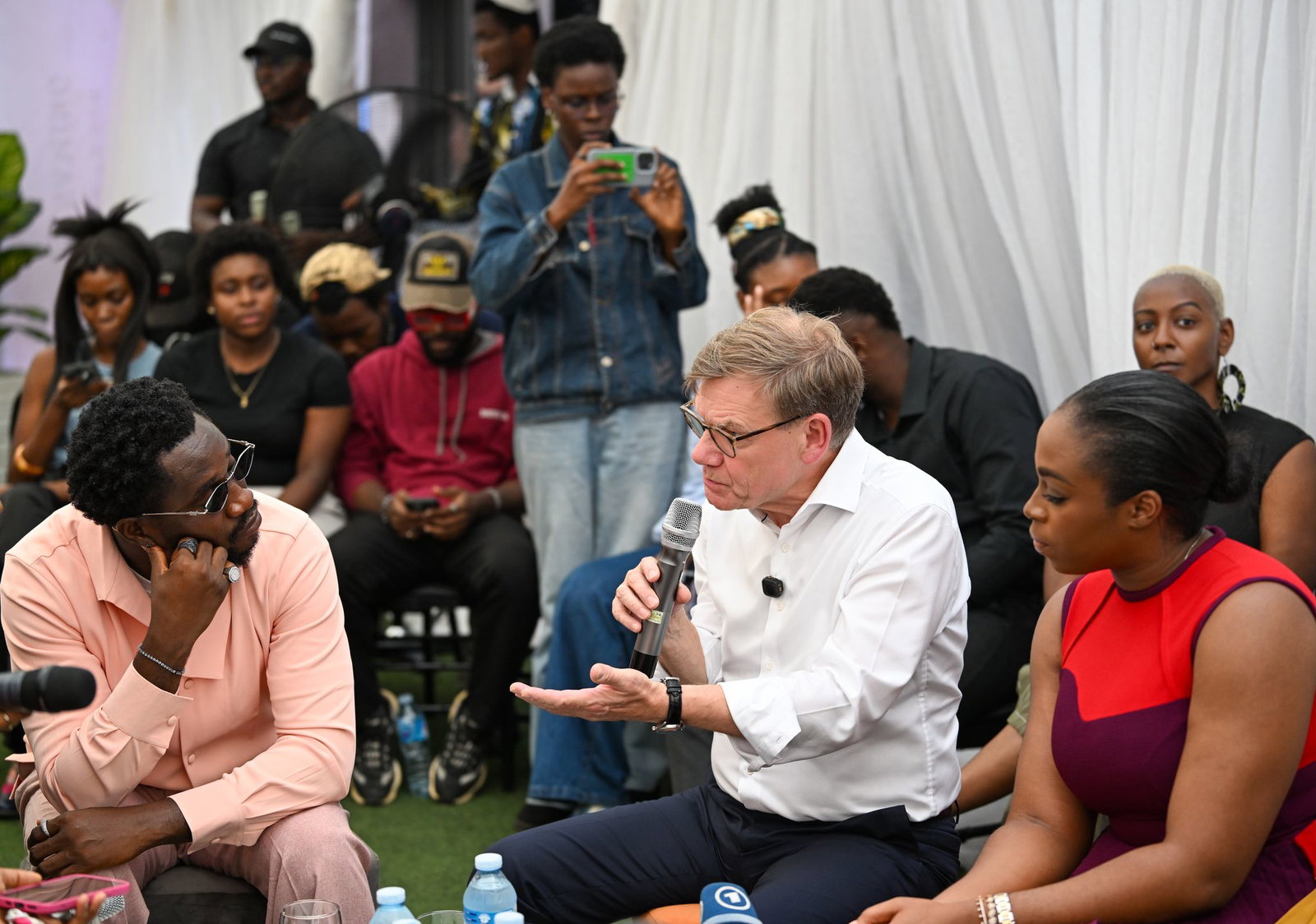 Außenminister Johann Wadephul (CDU) trifft sich in der nigerianischen Wirtschaftsmetropole Lagos mit jungen Influencerinnen und Influencern. 