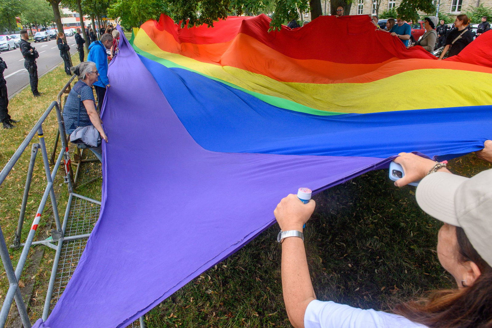 Gegendemonstranten zeigten in Magdeburg eine große Regenbogenfahne. Die AfD meint laut ihrem 100-Tage-Programm, die Fahne stehe «für die Entwertung der Familie und der tradierten gesellschaftlichen Normalität».