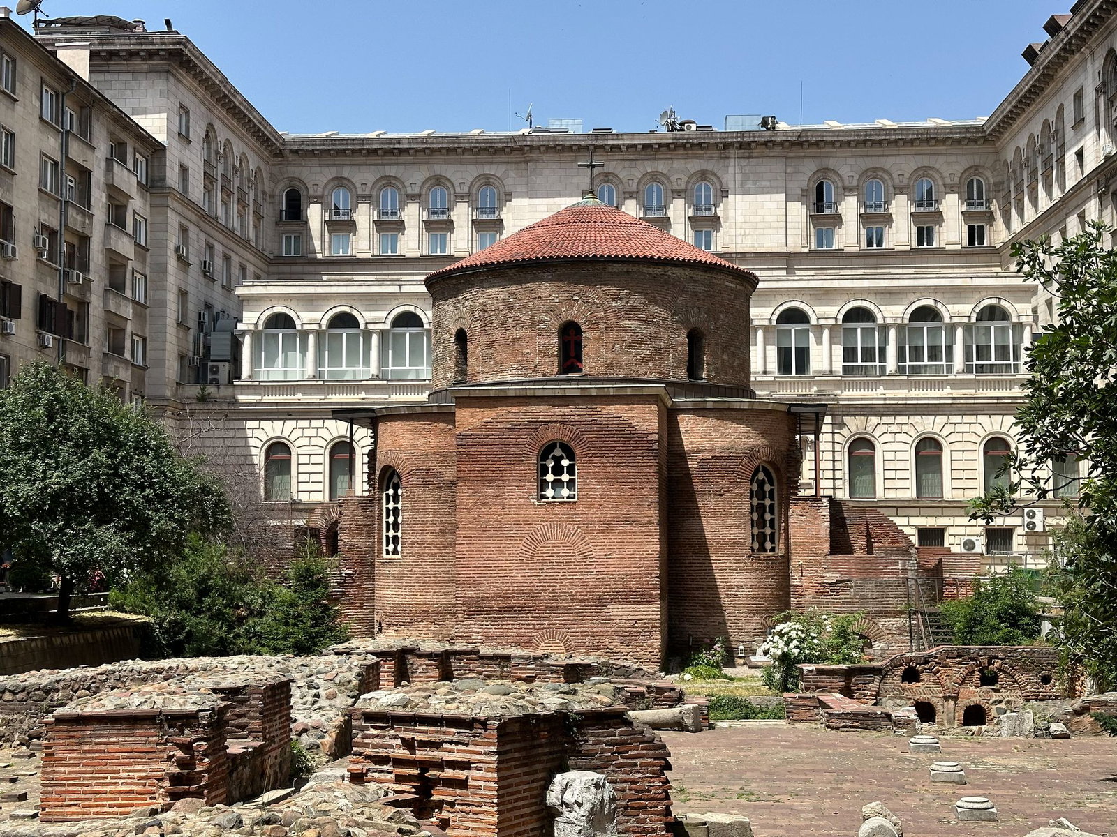 Die Rotunde des Heiligen Georg ist eine frühchristliche Kirche aus dem 4. Jahrhundert und liegt im Innenhof zwischen dem Hotel Sofia Balkan Palace und dem Präsidentensitz.