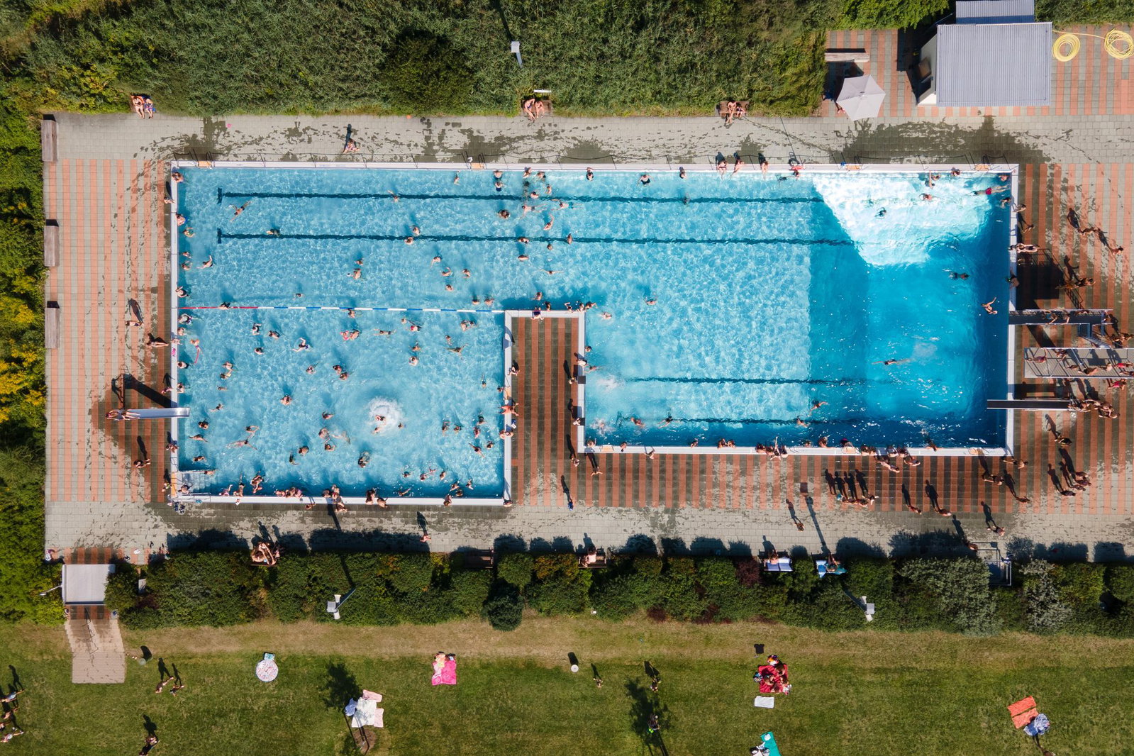 Nach Angaben des Statistischen Bundesamtes kostete der Besuch eines Schwimmbads im Juni 2026 rund 3,6 Prozent mehr als ein Jahr zuvor. (Archivbild)