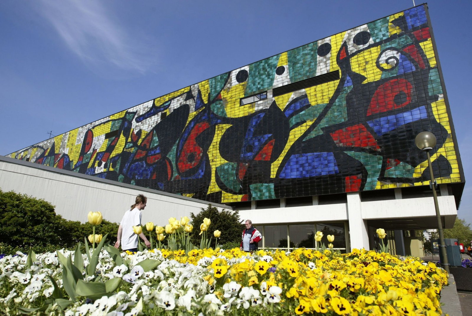 Das wohl bekannteste Kunstwerk des Museums stammt von Miró - und hängt außen. (Archivbild)