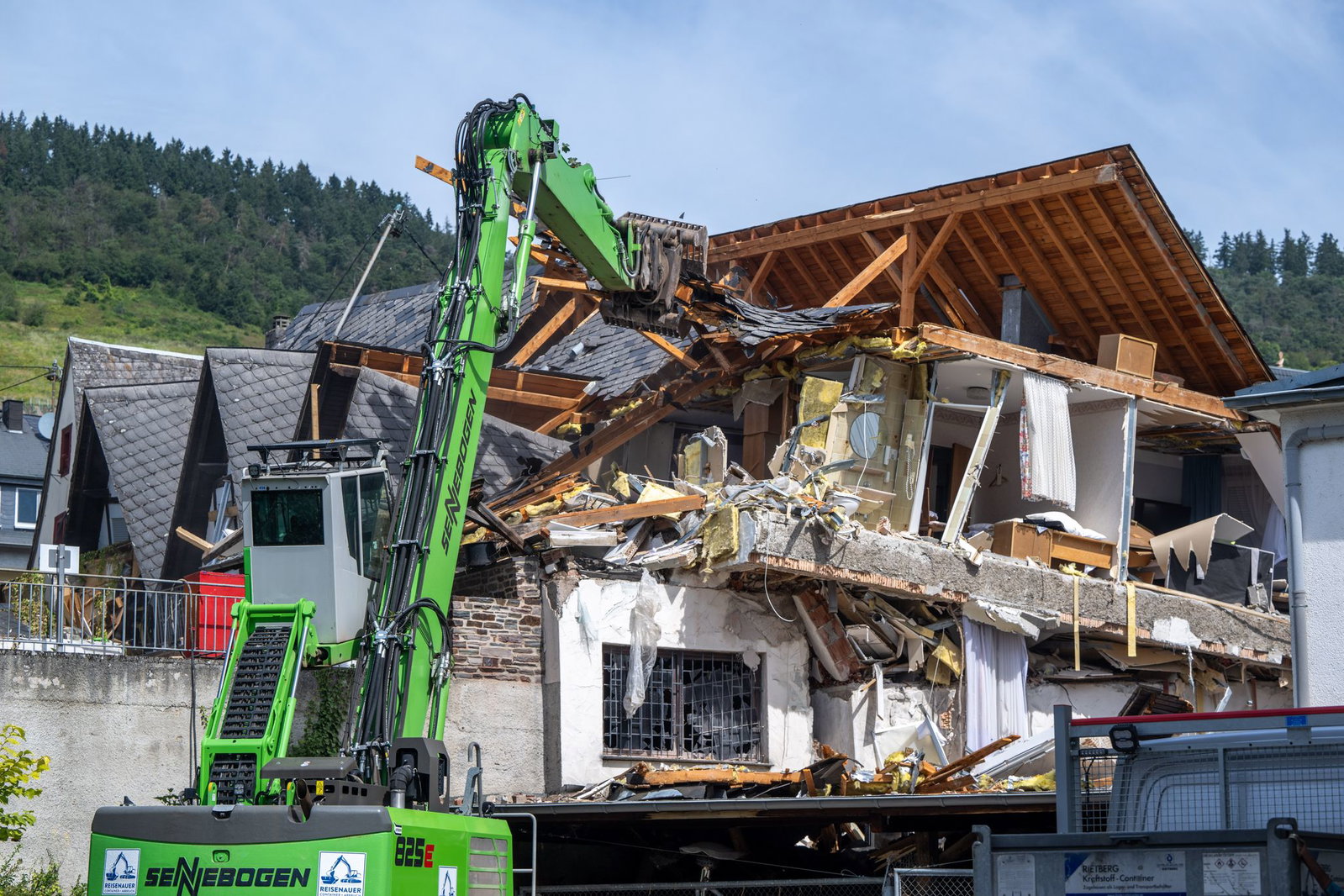 Abrissarbeiten nach dem verheerenden Hoteleinsturz in Kröv.
