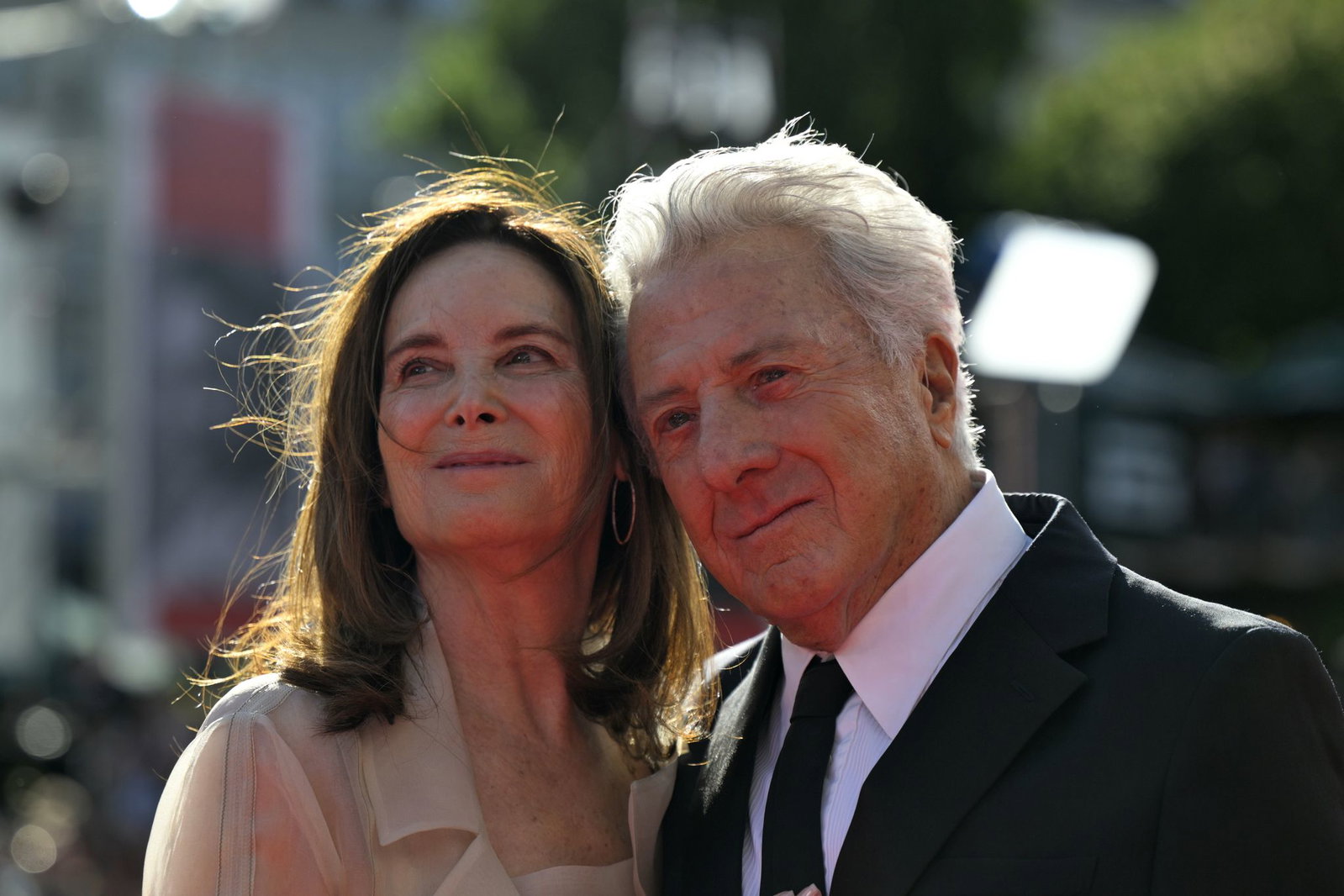 Der US-amerikanische Schauspieler Dustin Hoffman trifft mit seiner Frau Lisa beim 60. internationalen Filmfestival von Karlsbad (Karlovy Vary) ein.