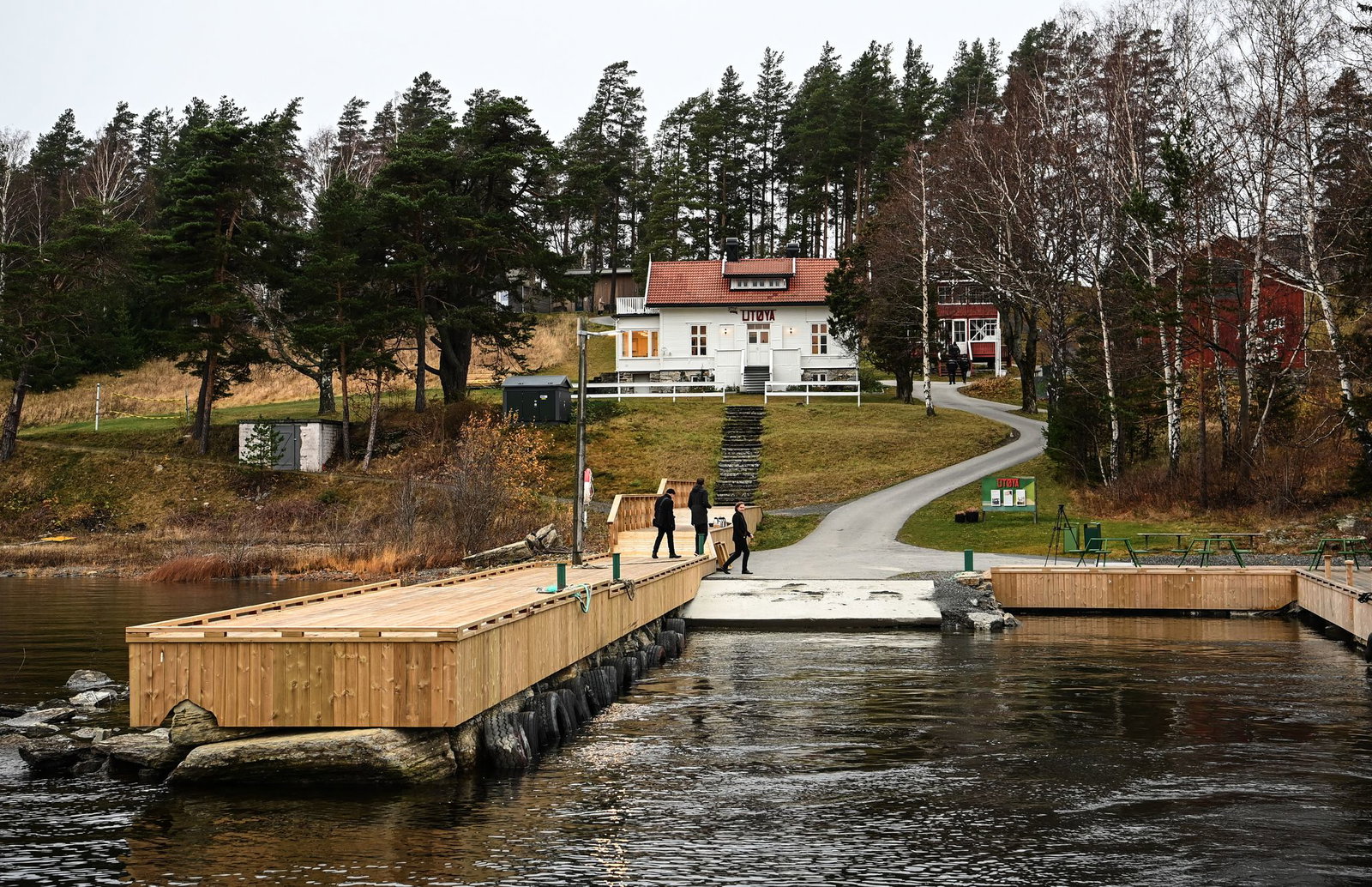 Über diesen Steg erreichte der Massenmörder die Insel - und begann kurz darauf, um sich zu schießen. (Archivbild)