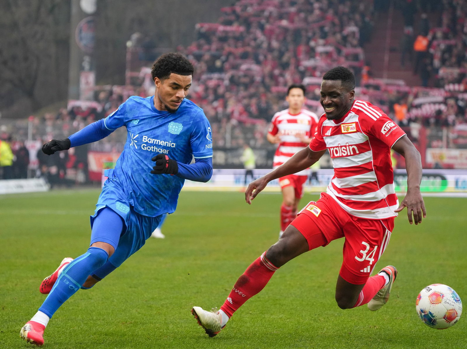 Stanley Nsoki (r) läuft auch in der kommenden Saison im Trikot von Union Berlin auf. (Archivbild)