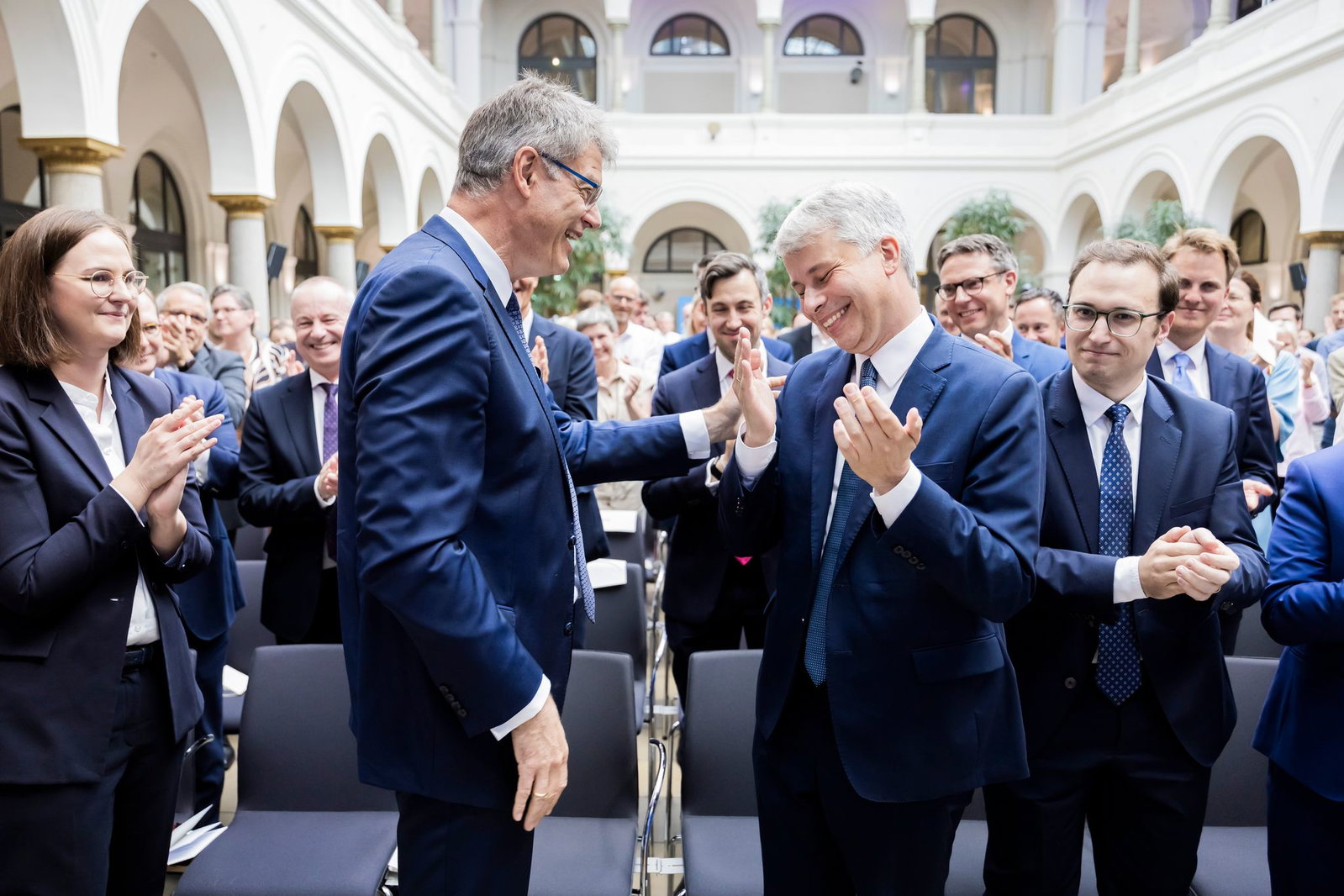 Schnieder verzichtet auf Kritik an Merz. 