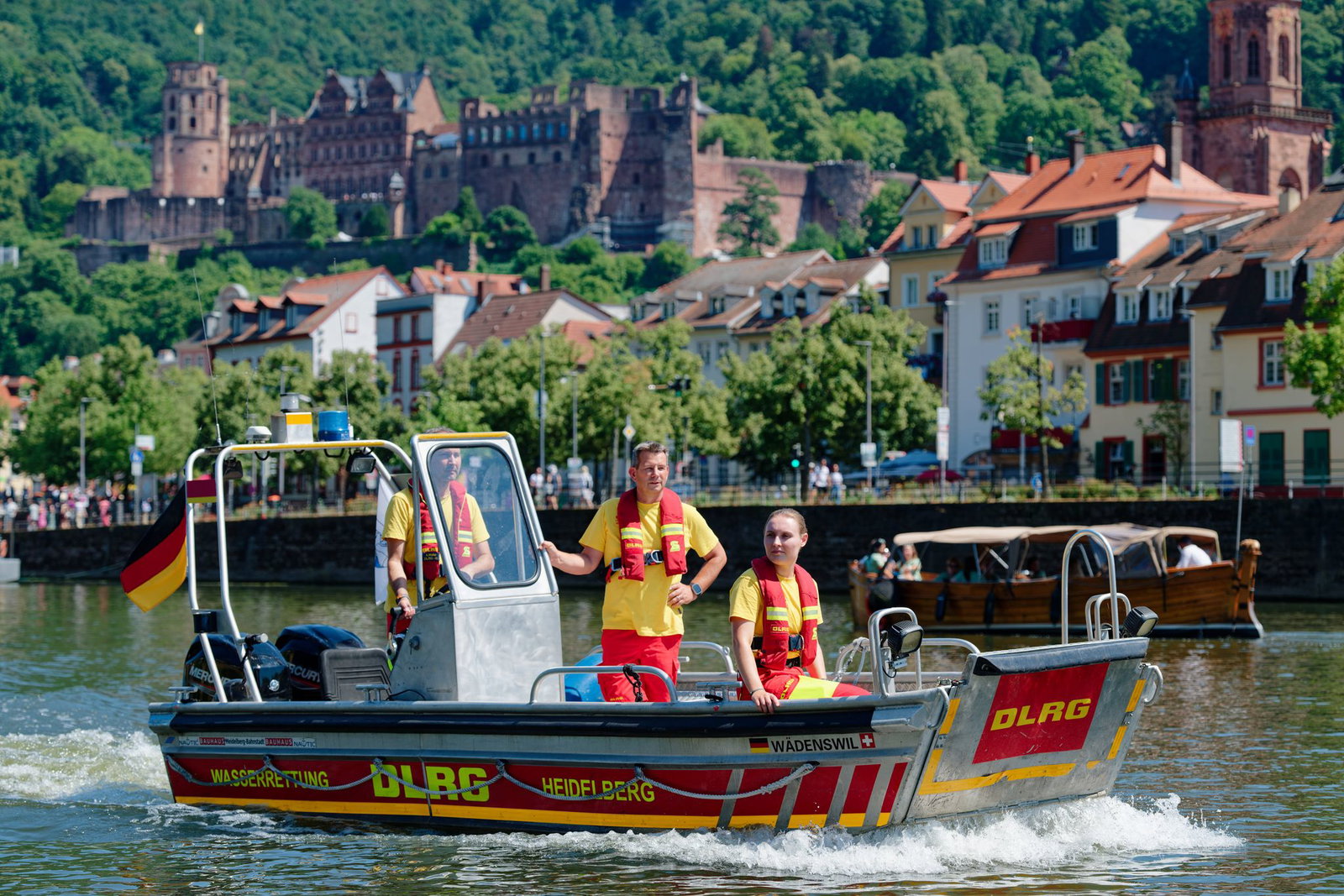 Sind hier alle sicher unterwegs? Alexander Walter fährt mit DLRG-Kollegen mit einer Bootsstreife über den Neckar. 