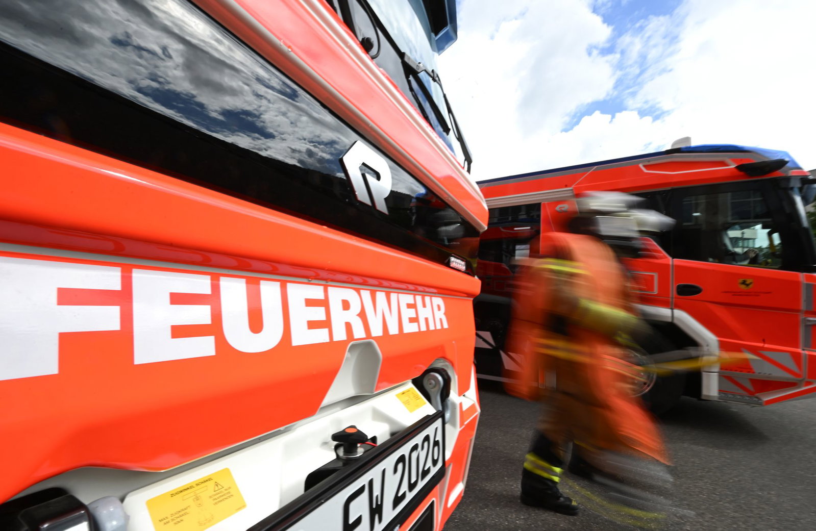 Die Feuerwehr kämpft seit Stunden gegen die Flammen. (Symbolbild)