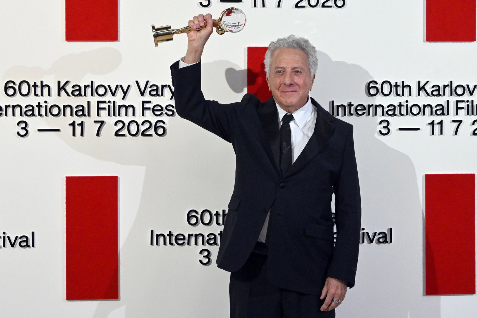 Hollywood-Star Dustin Hoffman ist beim 60. internationalen Filmfestival von Karlsbad (Karlovy Vary) mit dem Kristallglobus ausgezeichnet worden.