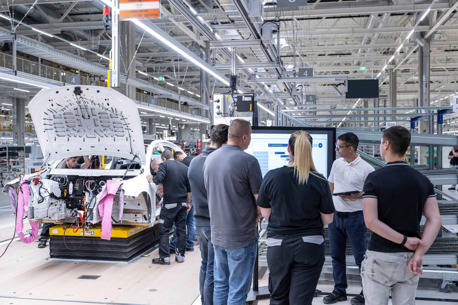Das Mercedes-Werk in Ungarn hat eine Jahreskapazität von bis zu 400.000 Fahrzeugen. 