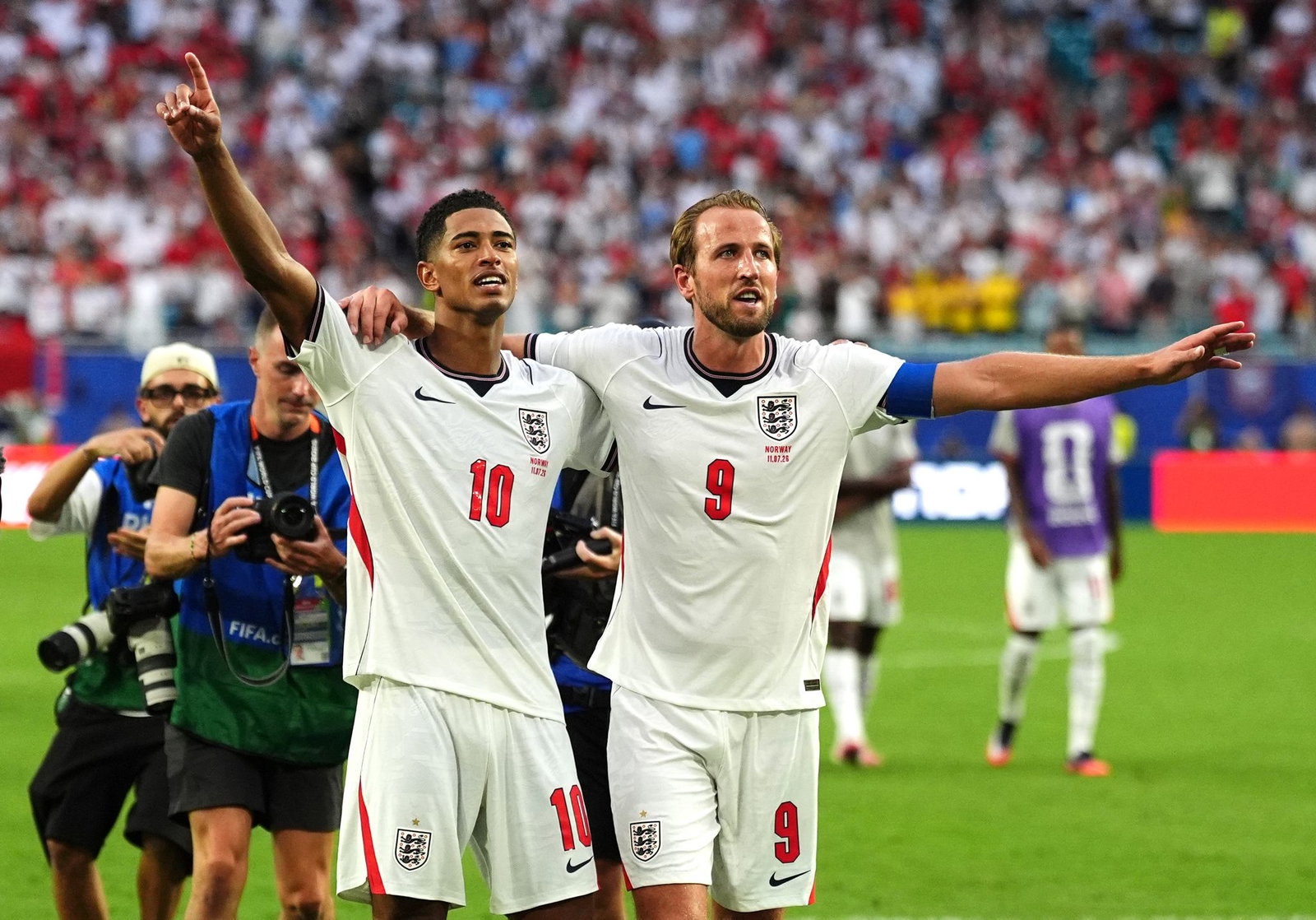 Jude Bellingham (l) und Harry Kane jubeln über den Halbfinaleinzug.