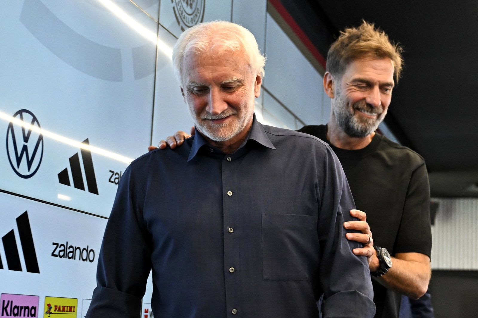 DFB-Sportdirektor Rudi Völler (l) freut sich auf die Zusammenarbeit mit Bundestrainer Jürgen Klopp (r). 