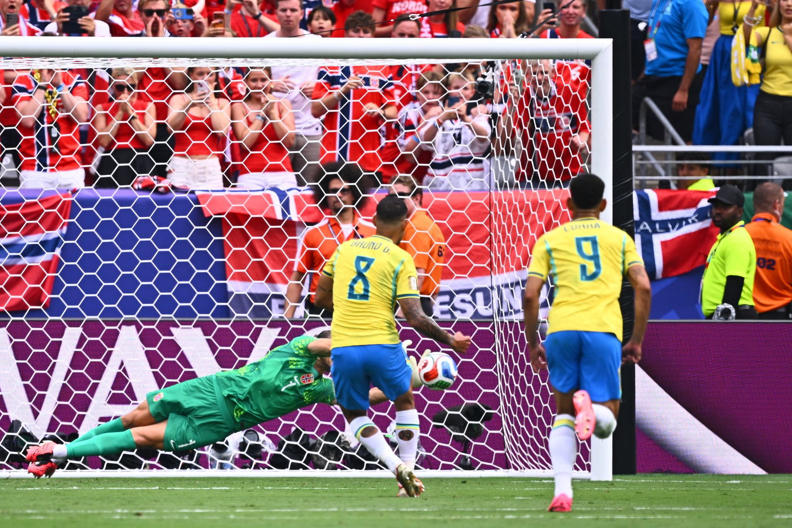 Brasiliens Bruno Guimarães scheiterte per Elfmeter an Örjan Nyland.