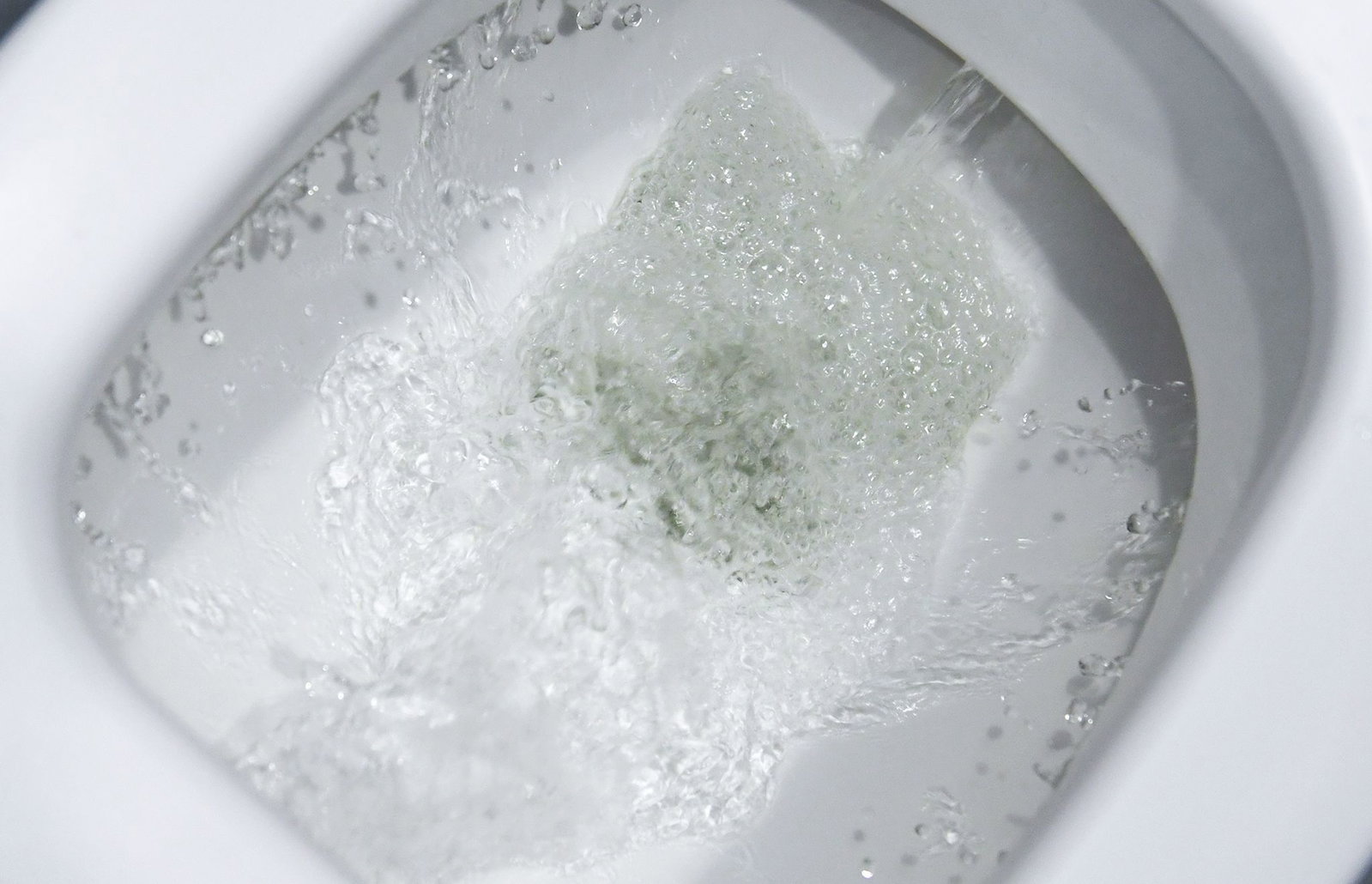 Toilettenwasser statt Urin - so wollte ein berauschter und betrunkener Autofahrer Beamte täuschen. (Symbolbild)