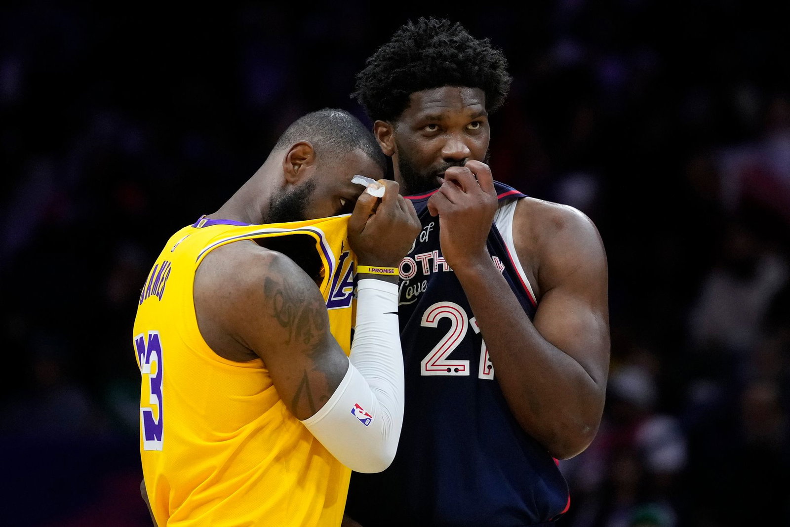 Holen sie den Titel nach Philadelphia? LeBron James (l) und Joel Embiid. (Archivbild)