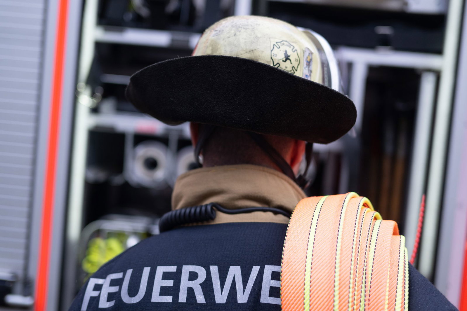 Die Feuerwehr kühlte den Stoff auf einem Gefahrgut-Transporter. (Symbolbild)