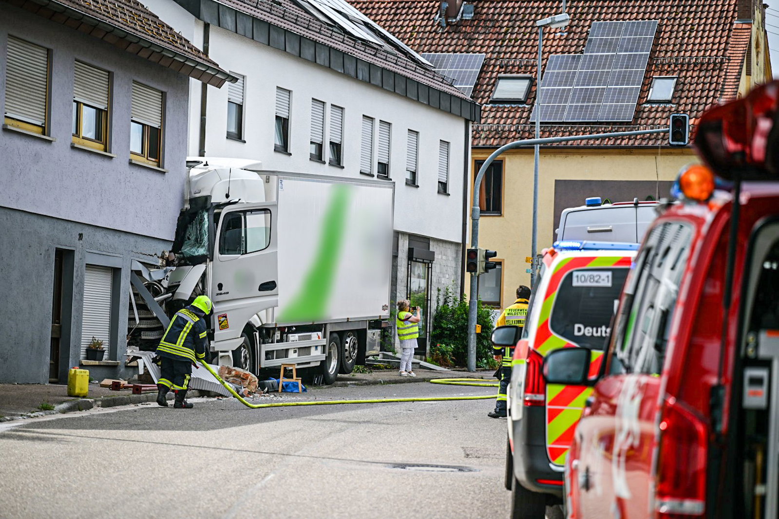 Aufgrund des schweren Unfalls wurde die Ortsdurchfahrt gesperrt.