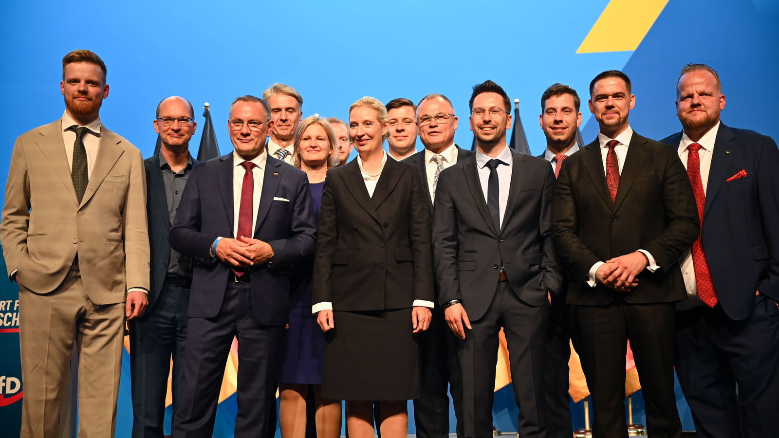 Als der neue Bundesvorstand komplett ist, ruft die Co-Vorsitzende Alice Weidel alle Mitglieder auf die Bühne für ein Gruppenfoto.