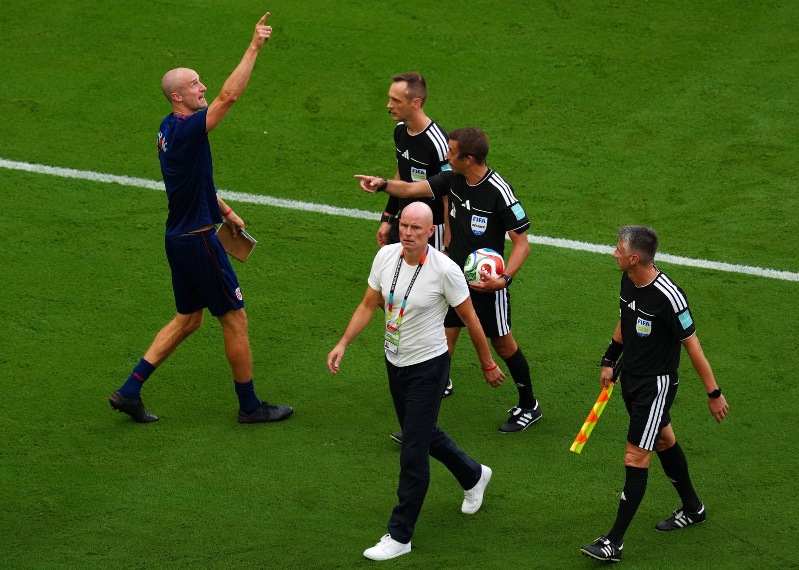 Da oben war das Problem: Norwegens Sportkoordinator Brede Hangeland (l) beschwert sich bei den Schiedsrichtern.  