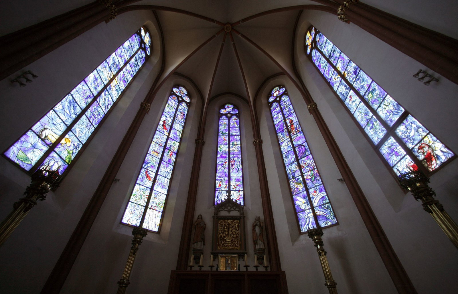 Für die katholische Kirche St. Stephan in Mainz mit den berühmten Chagall-Fenstern ist ein Eintrittsgeld nach Angaben von Dompräbendat Thomas Winter derzeit nicht vorgesehen. (Archivbild)