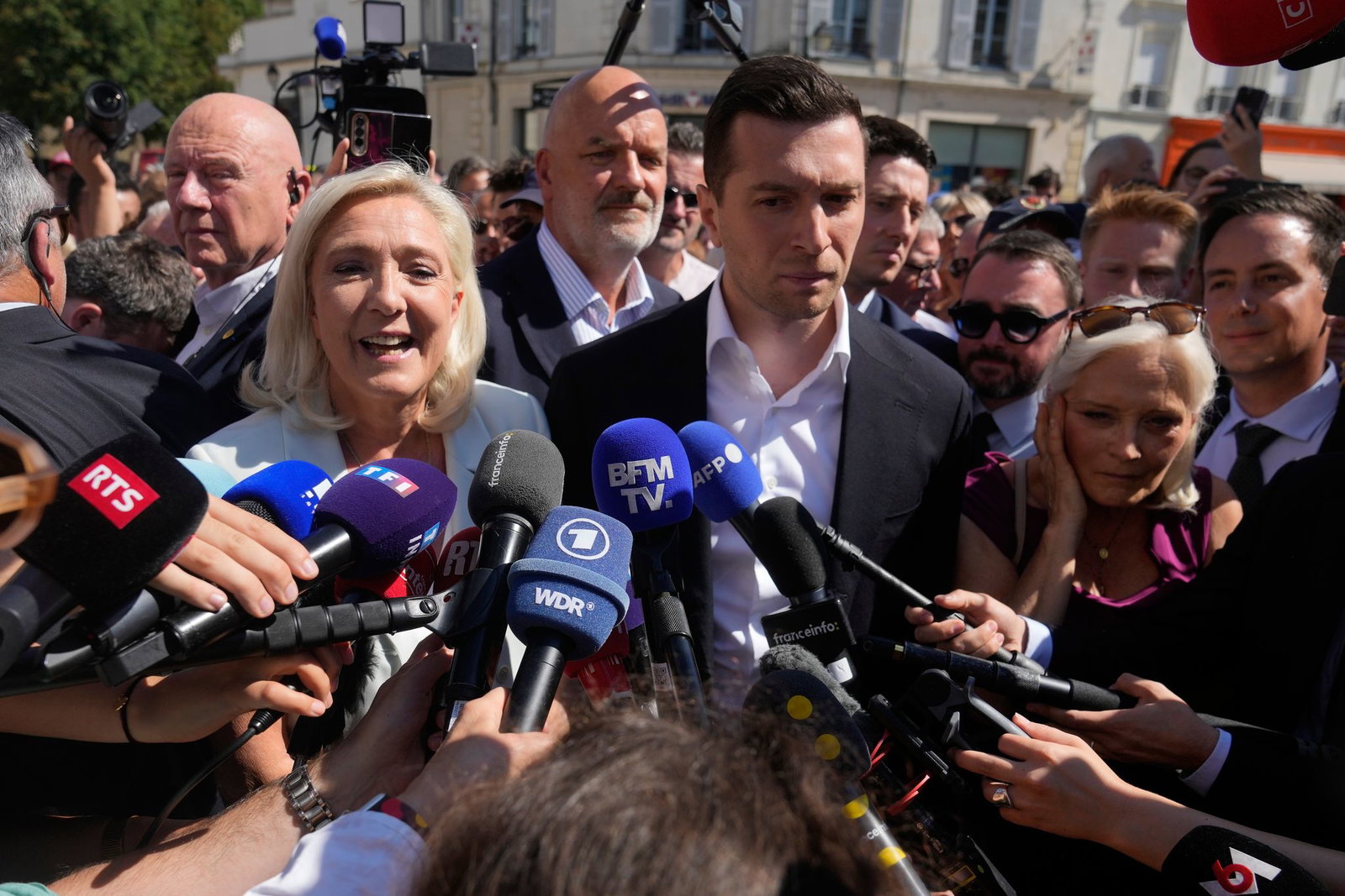 Marine Le Pen will gemeinsam mit Jordan Bardella in den Präsidentschaftswahlkampf ziehen. 