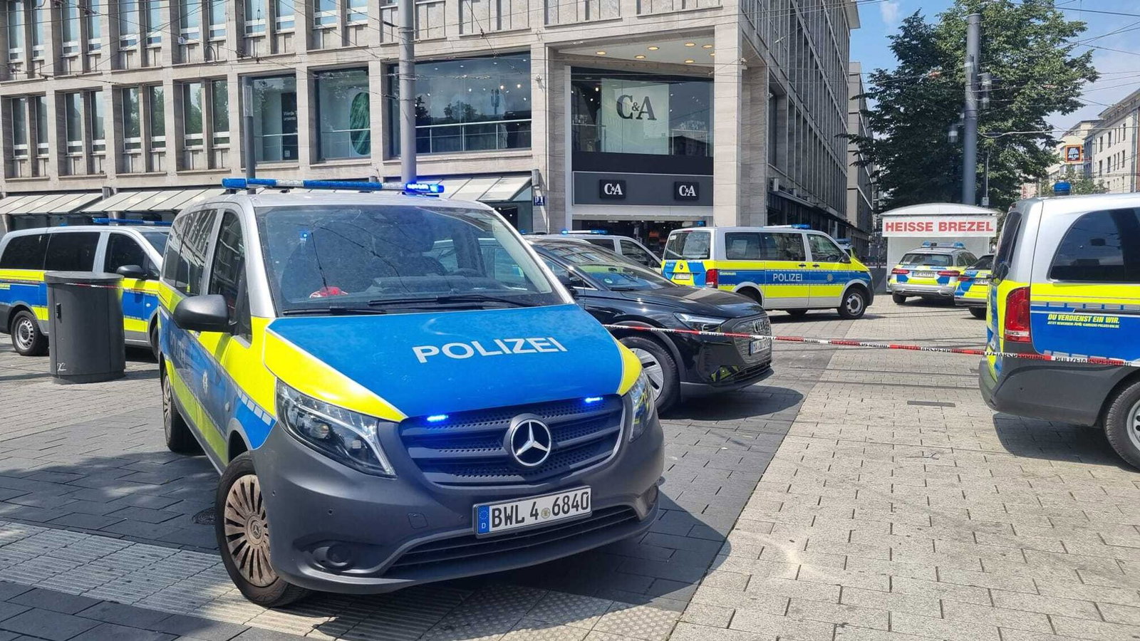 In der Mannheimer Innenstadt ist es zu einem größeren Polizeieinsatz gekommen - laut Polizei gab es zunächst keine Hinweise auf eine Gefahrensituation. 