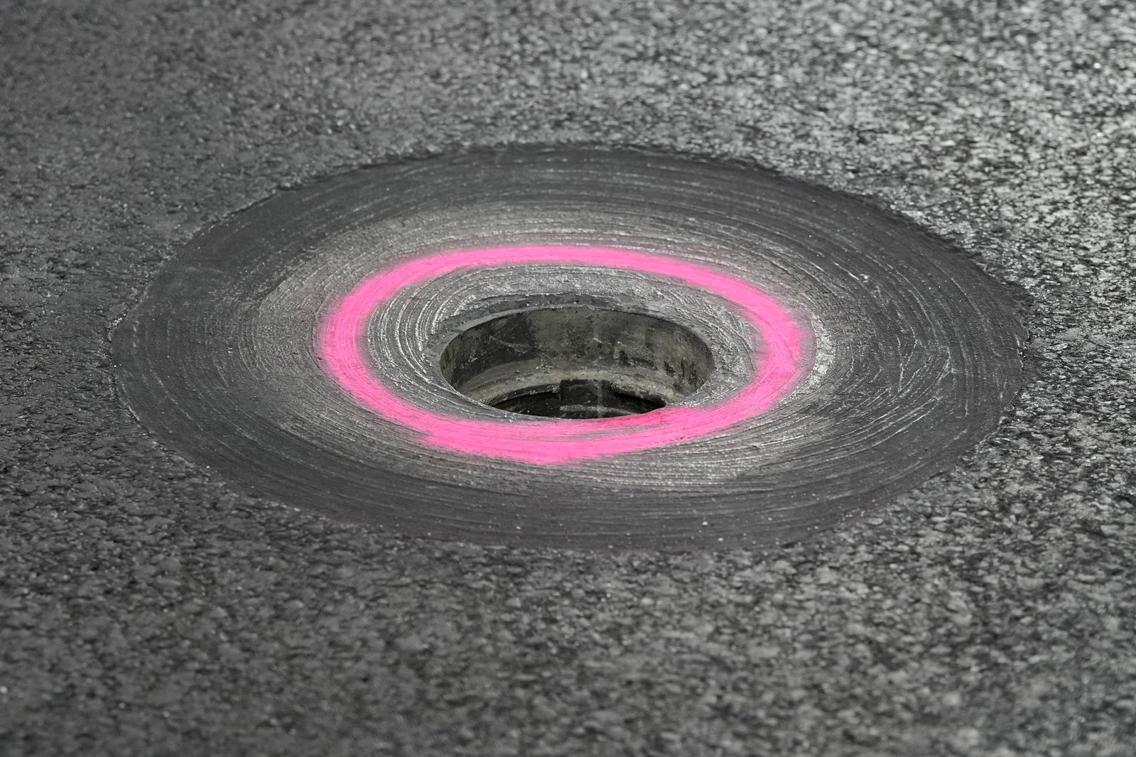 Alle Abdeckungen der Wasserschächte auf der gesamten Strecke mussten damals überprüft werden. (Archivbild)