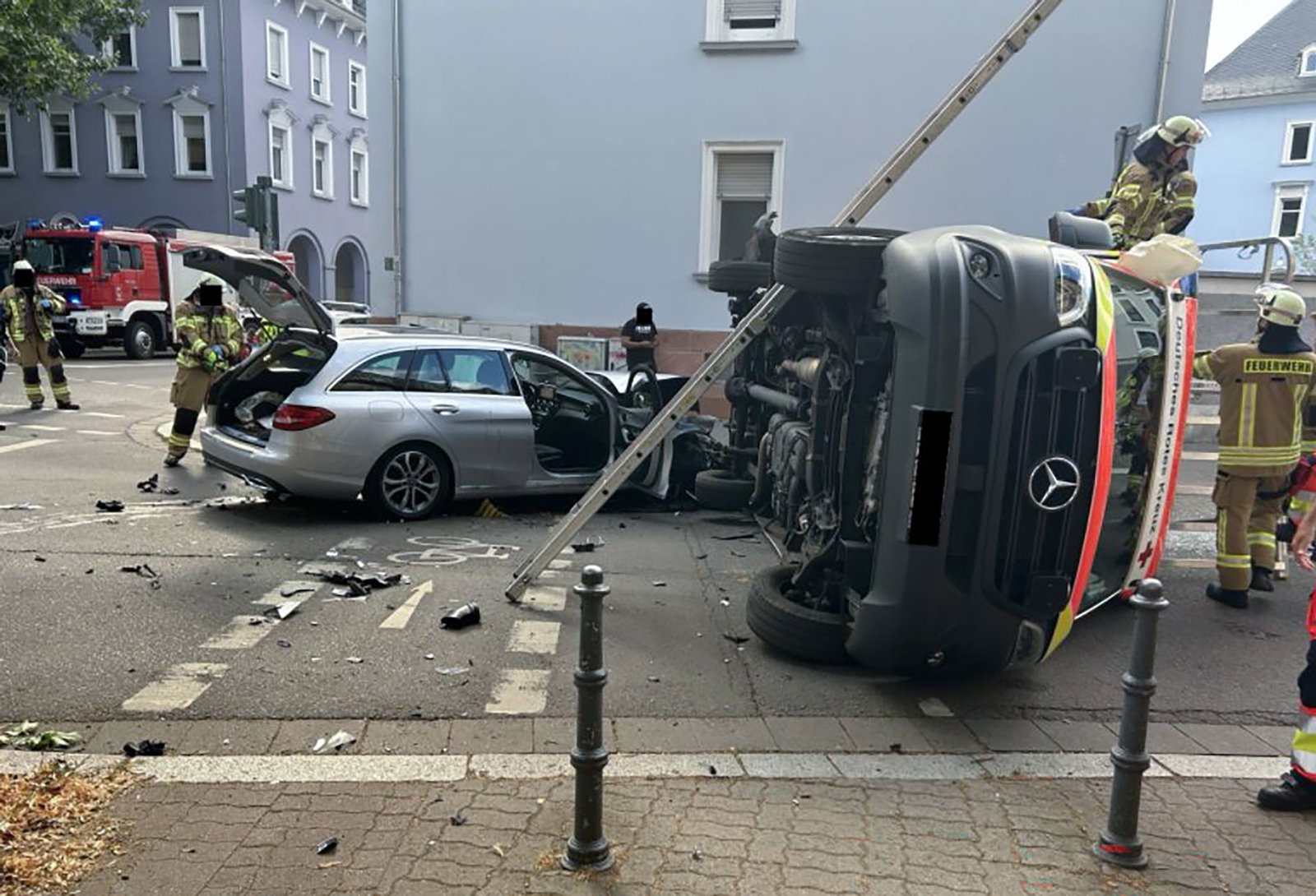 Kollision an Kreuzung: Ein Rettungswagen kippt.