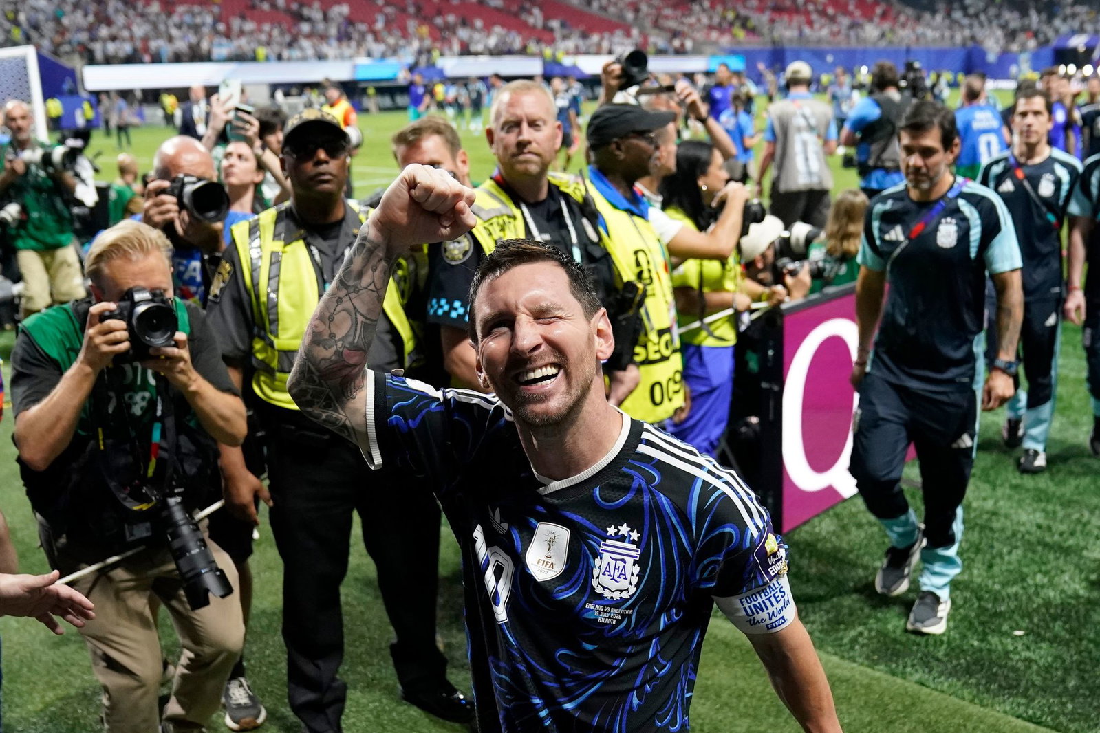 Lionel Messi lässt sich feiern. 