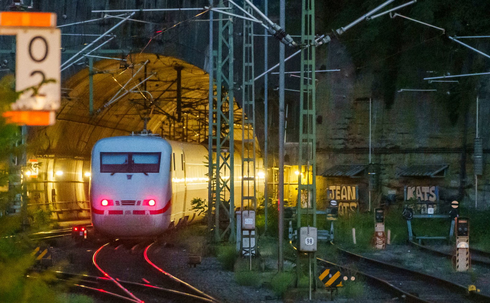ICE- und IC-Züge auf der Strecke durchs Mittelrheintal vergünstigt nutzen, das bietet die Bahn Inhabern eines Deutschlandtickets an. (Symbolbild)