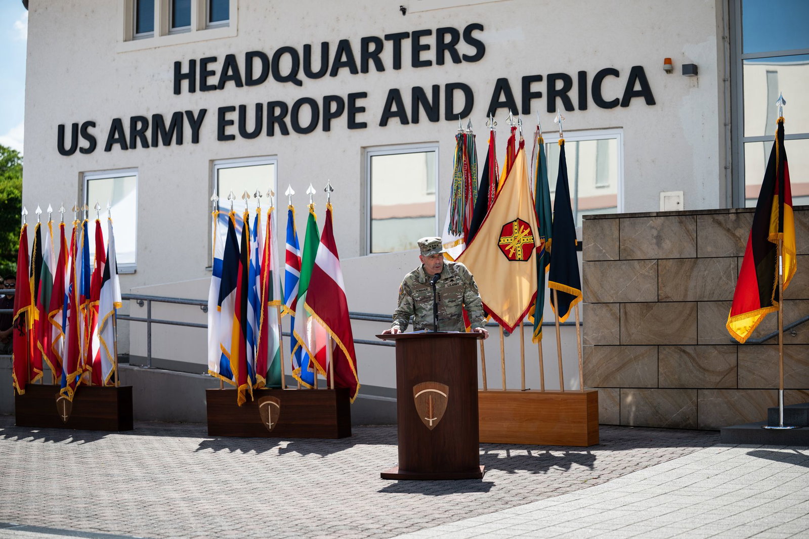 General Christopher Donahue gibt in Wiesbaden seinen Posten als Oberbefehlshaber der US-Landstreitkräfte in Europa und Afrika ab.