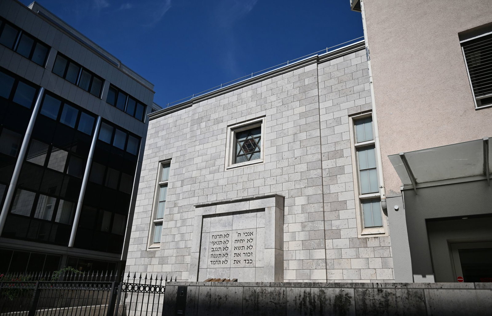 Auch jüdische Einrichtungen, hier das Gemeindezentrum in Stuttgart, werden immer wieder mit Parolen beschmiert.