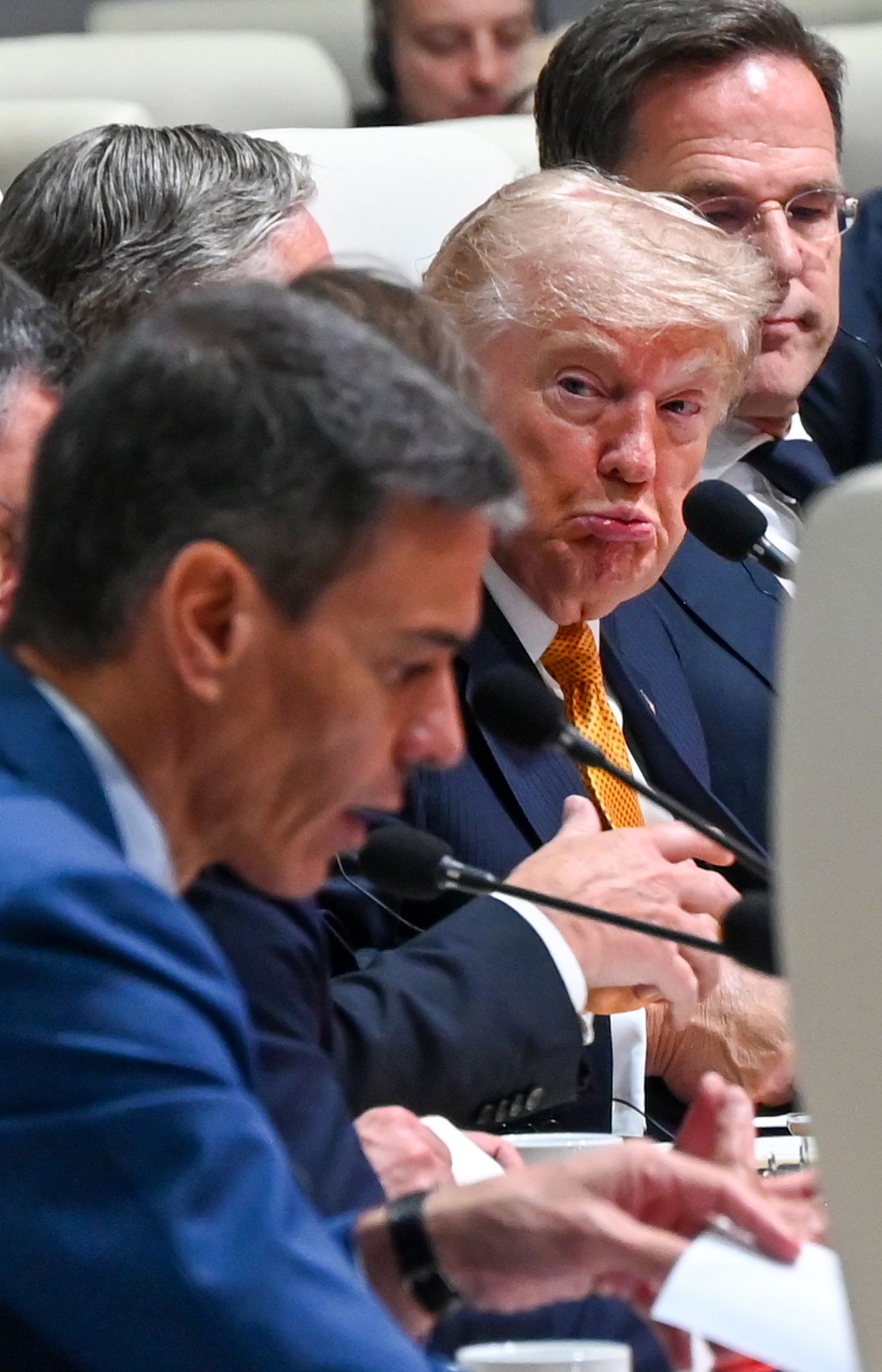 Zustimmung sieht anders aus: US-Präsident Donald Trump schaut skeptisch, während Spaniens Regierungschef Pedro Sánchez auf dem Nato-Gipfel in Ankara spricht.