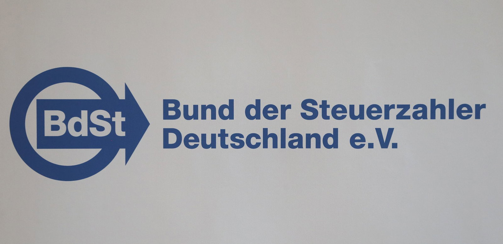 Der Steuerzahlerbund nimmt den Ministerpräsidenten in die Pflicht. (Symbolbild)