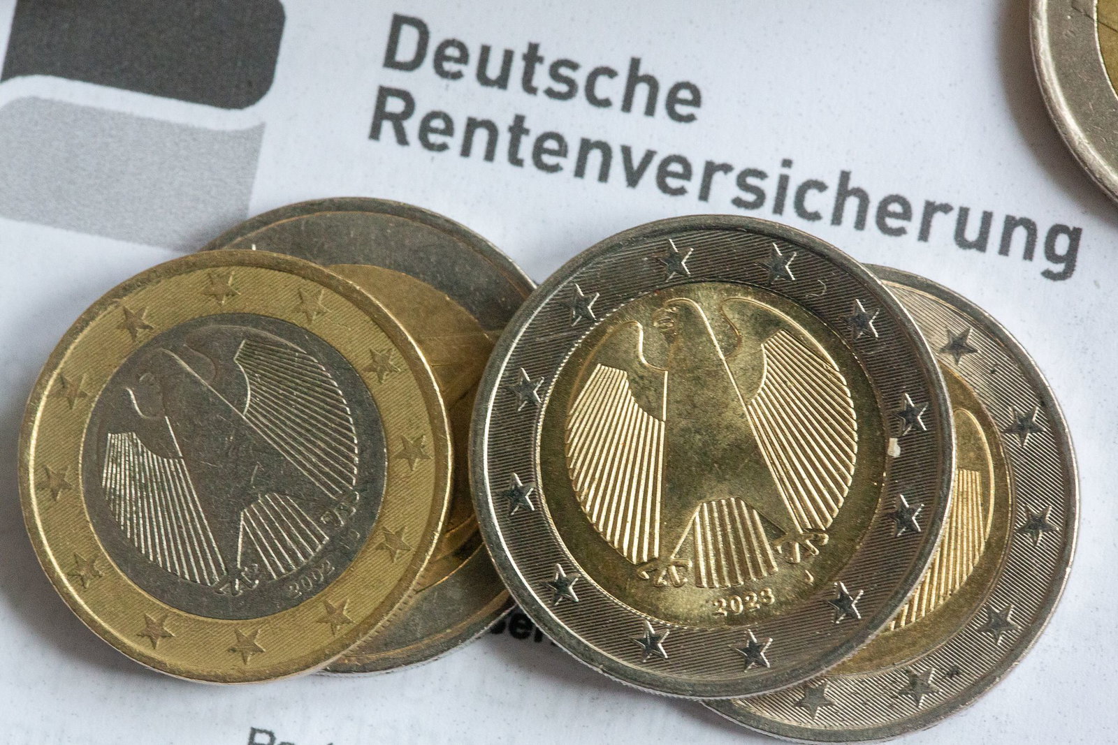 Rentnerinnen und Rentner bekommen höhere Bezüge. (Symbolbild)