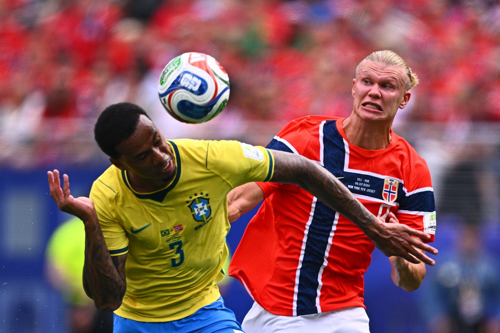 Enges Duell in East Rutherford - hier zwischen Gabriel (l.) und Erling Haaland.