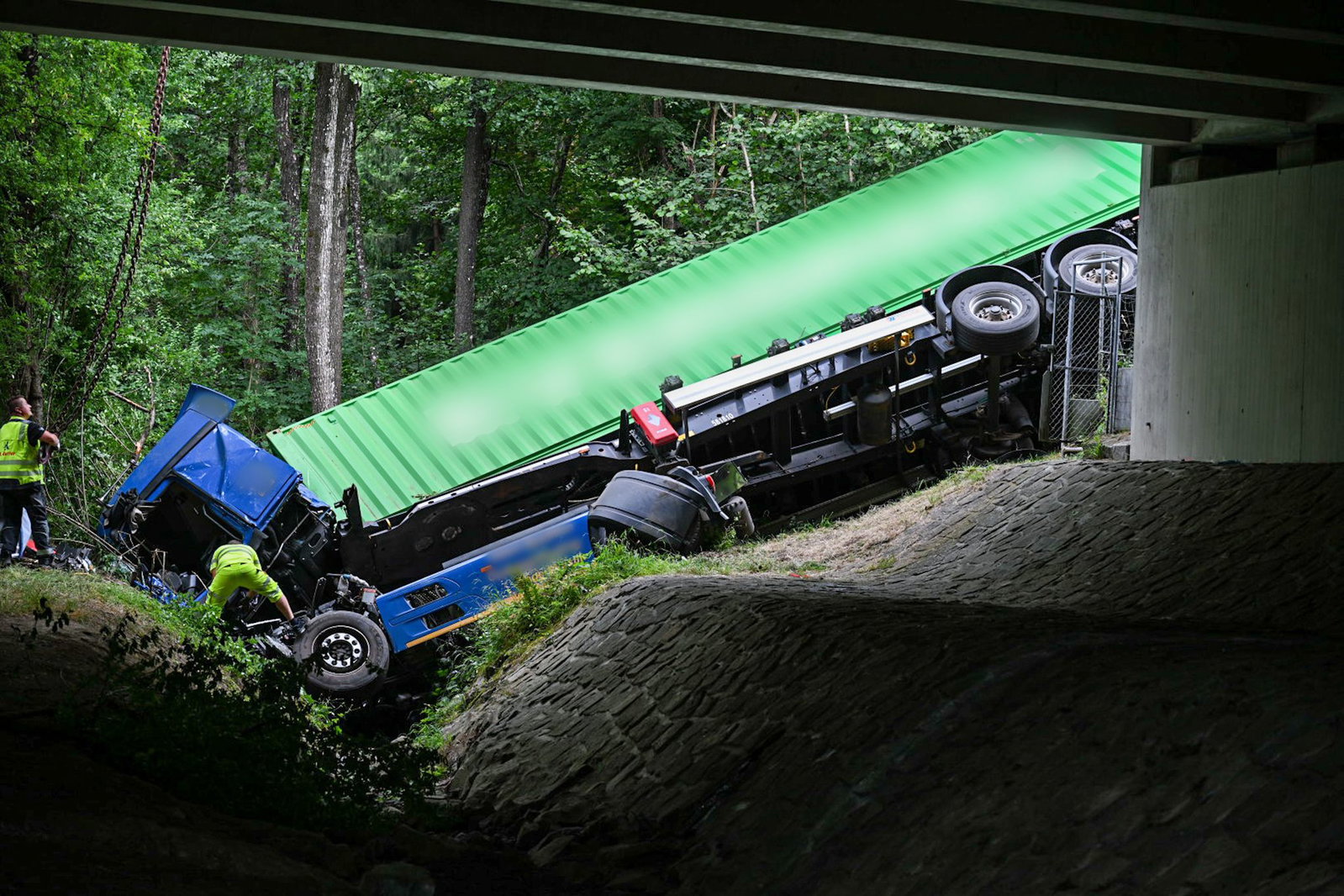 Ein Lastwagen ist auf der A96 bei Wangen verunglückt.