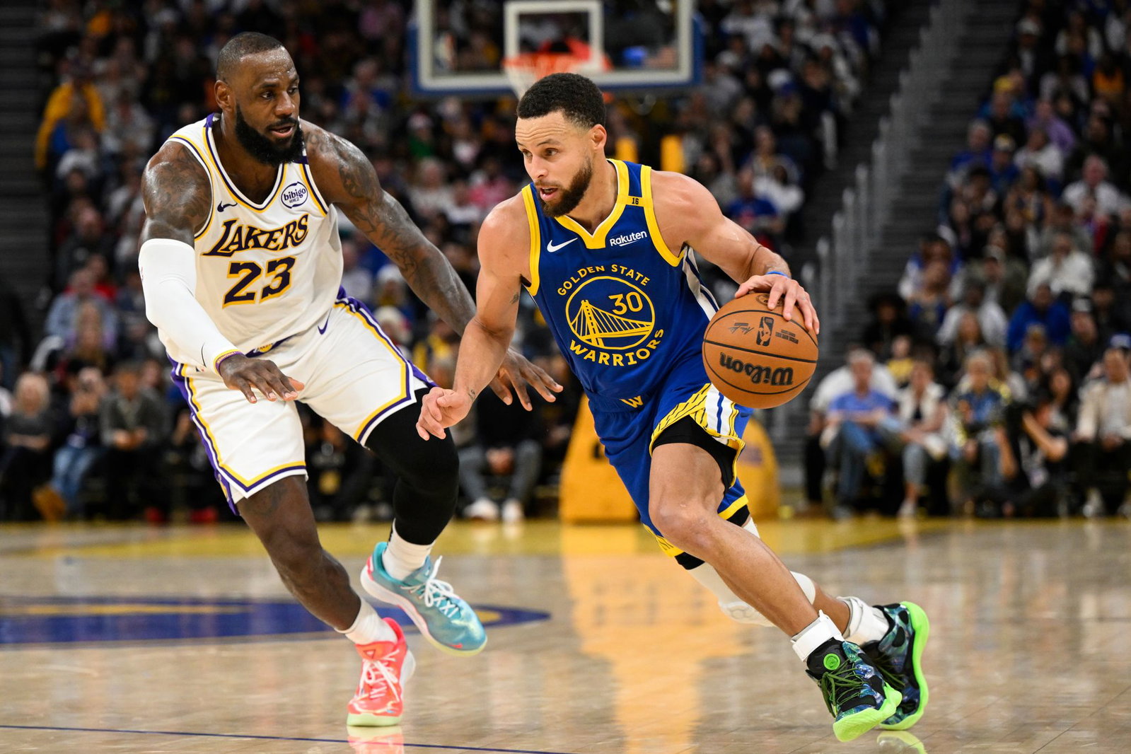 LeBron James (l) und Stephen Curry sind zwei Superstars der NBA. (Archivbild)