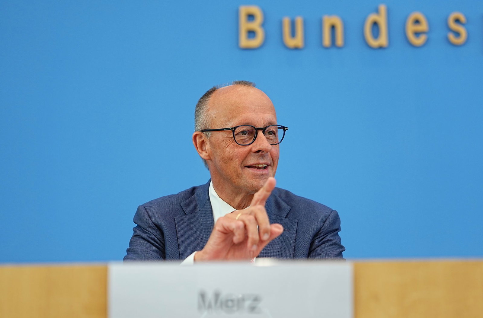 Merz ist gut aufgelegt bei seiner Sommerpressekonferenz.