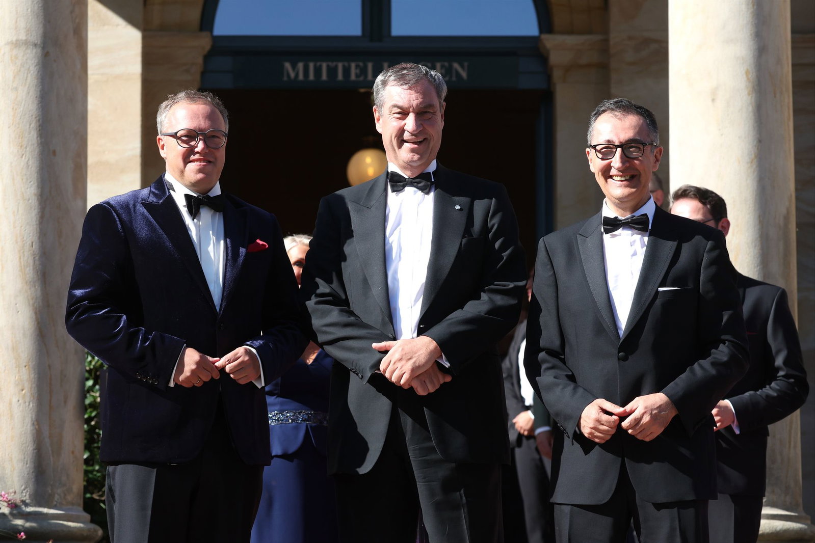 Drei Ministerpräsidenten vor dem Festspielhaus: Mario Voigt (l.) aus Thüringen, Markus Söder (M.) aus Bayern und Cem Özdemir aus Baden-Württemberg.
