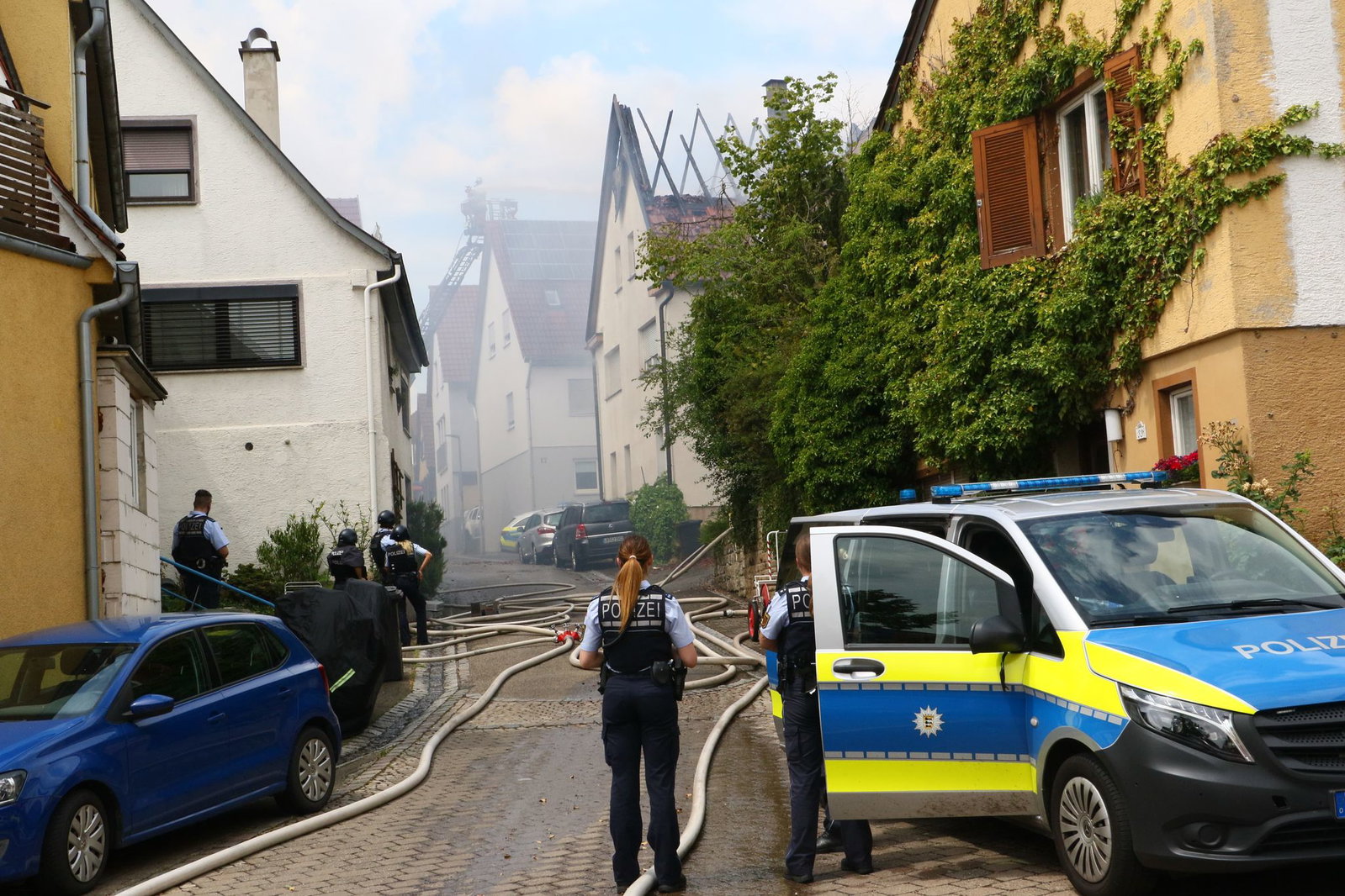 Der Brand eines Dachstuhls hat einen größeren Einsatz ausgelöst.