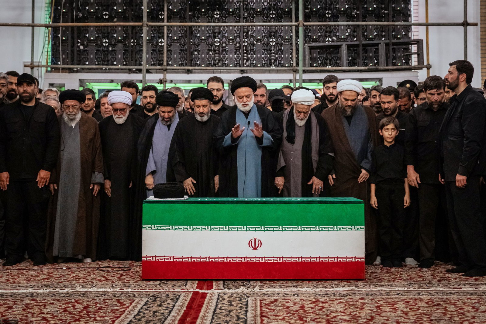 Mehr als vier Monate nach seiner Tötung ist Irans früherer oberster Führer Ajatollah Ali Chamenei beerdigt worden. 