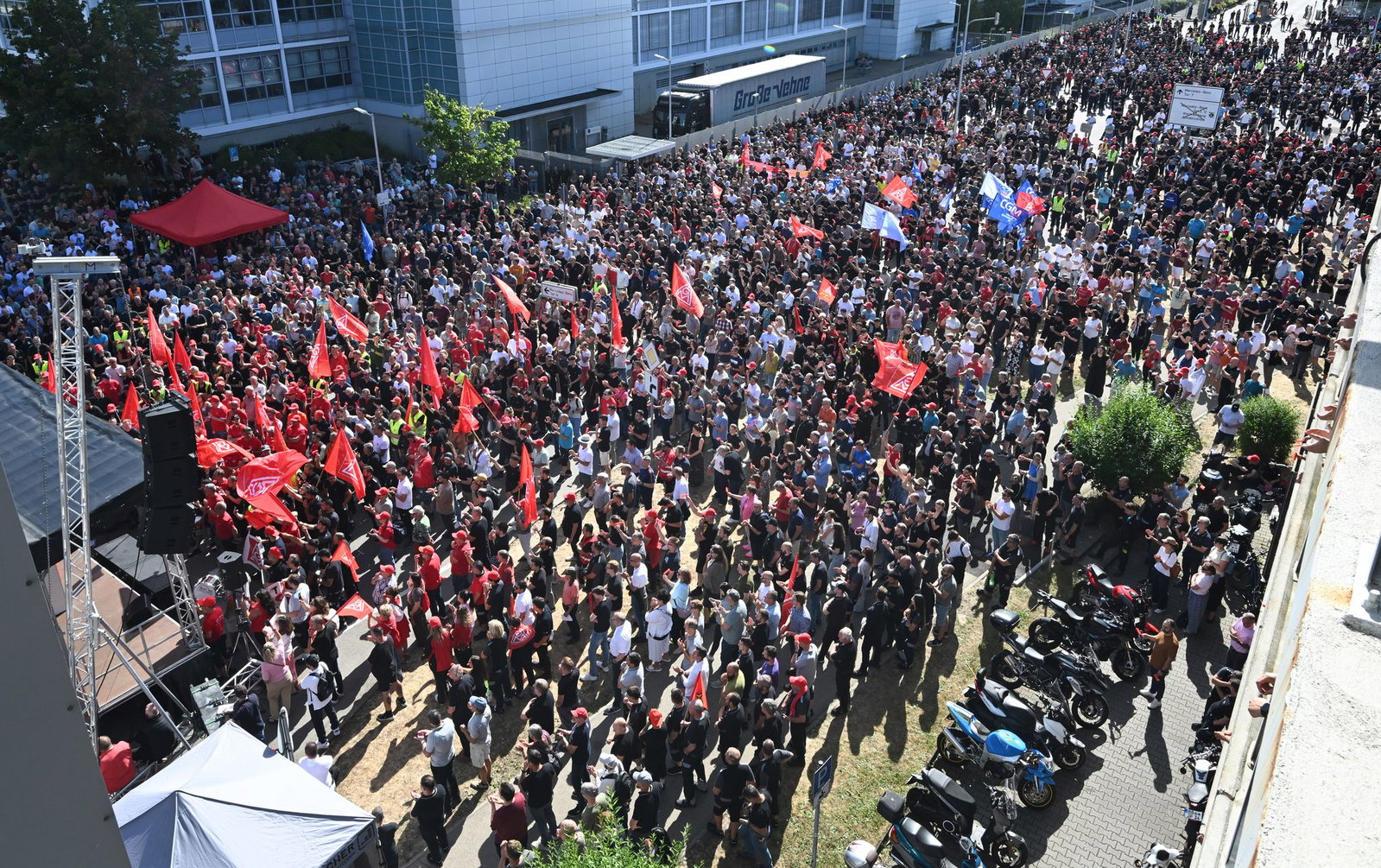 Tausende protestieren gegen den Sparkurs bei Mercedes-Benz.