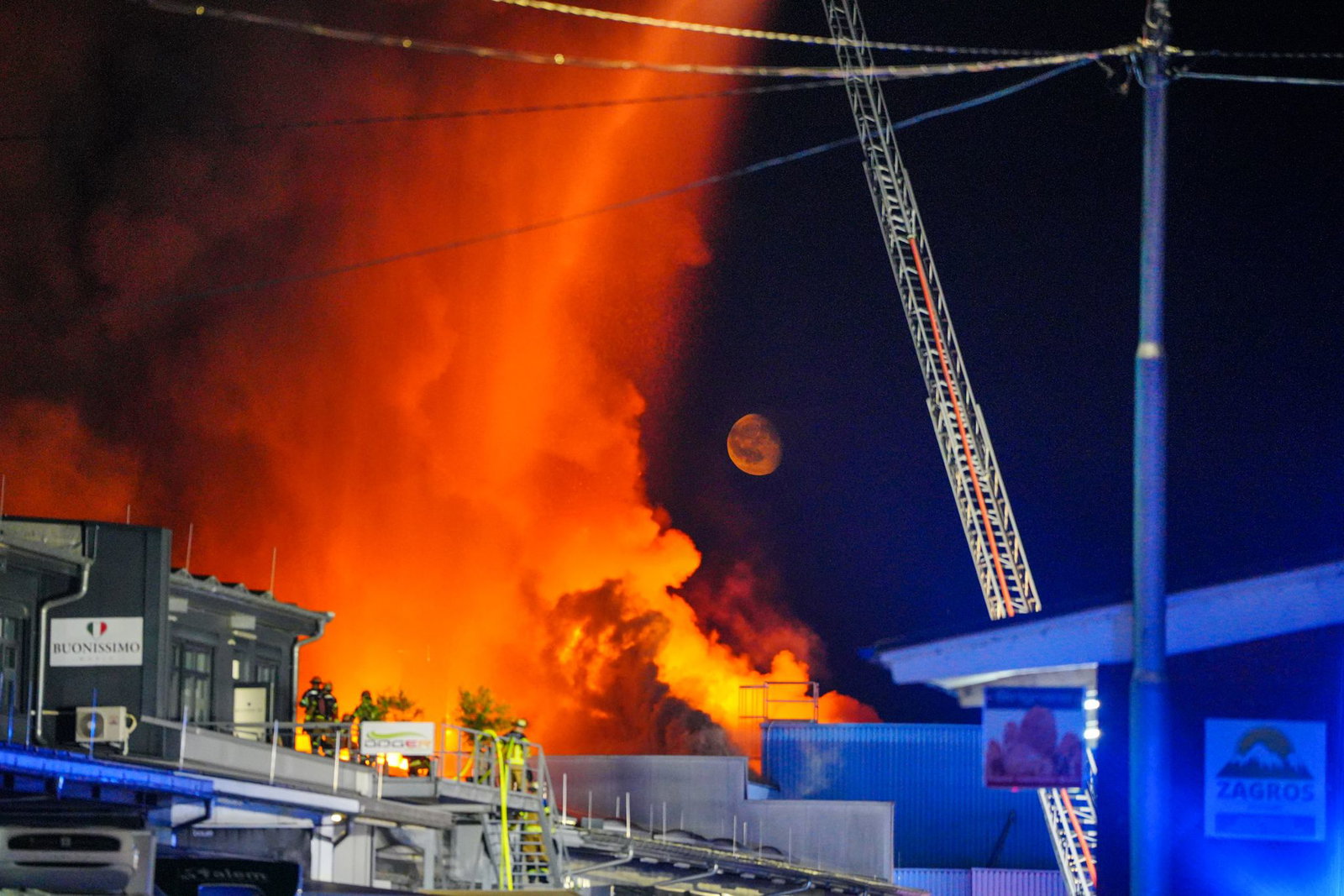 Am Wochenende waren zahlreiche Feuerwehrleute im Einsatz, um die Flammen zu löschen. 