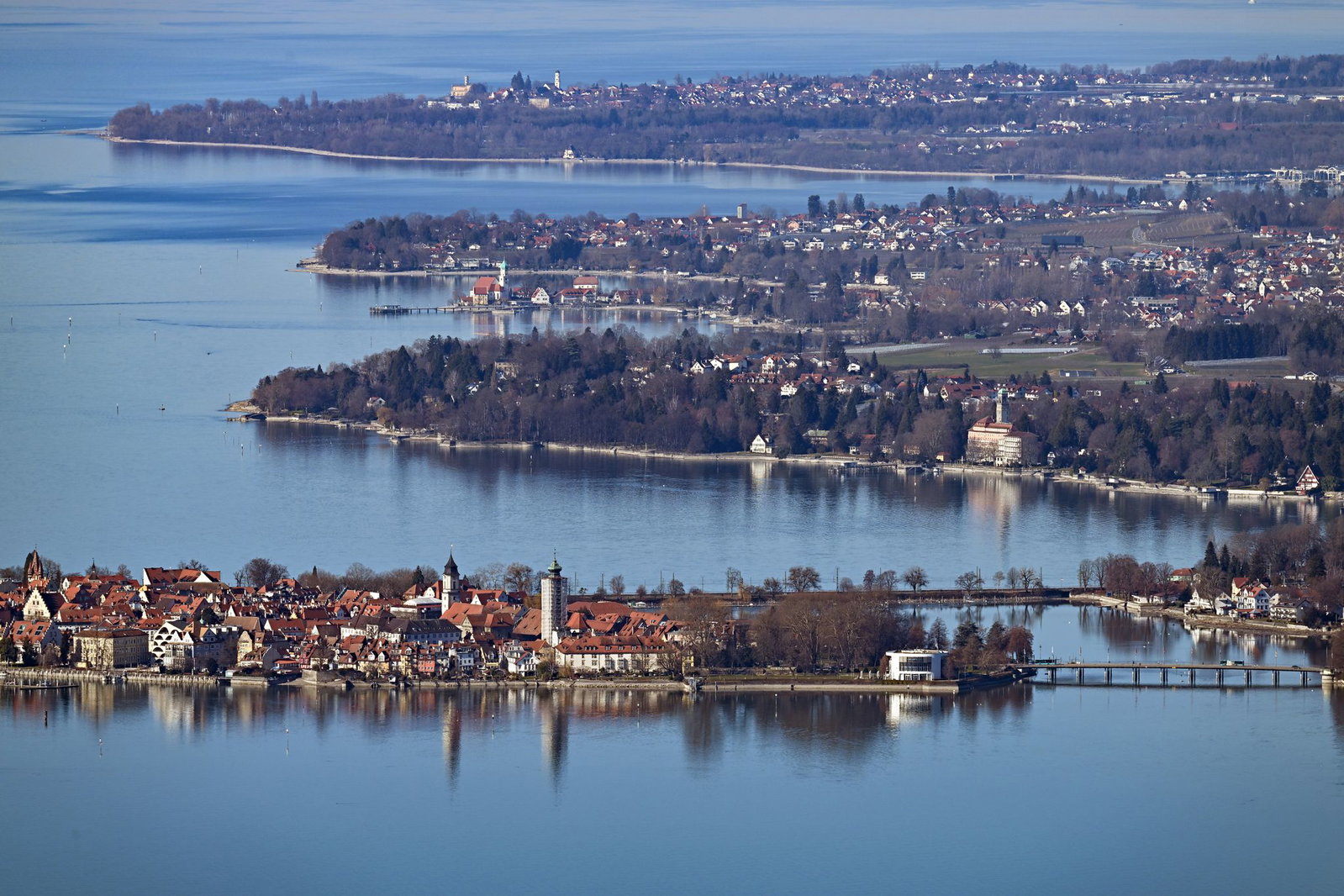Die offiziellen Badestellen am bayerischen Bodenseeufer können laut Gesundheitsamt aktuell ohne Bedenken genutzt werden. (Archivbild) 