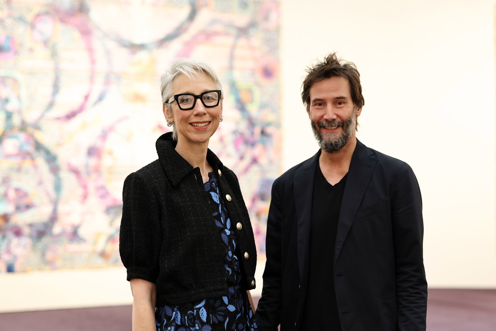 Der Schauspieler Keanu Reeves besichtigte die Ausstellung seiner Partnerin Alexandra Grant in Nürnberg. 