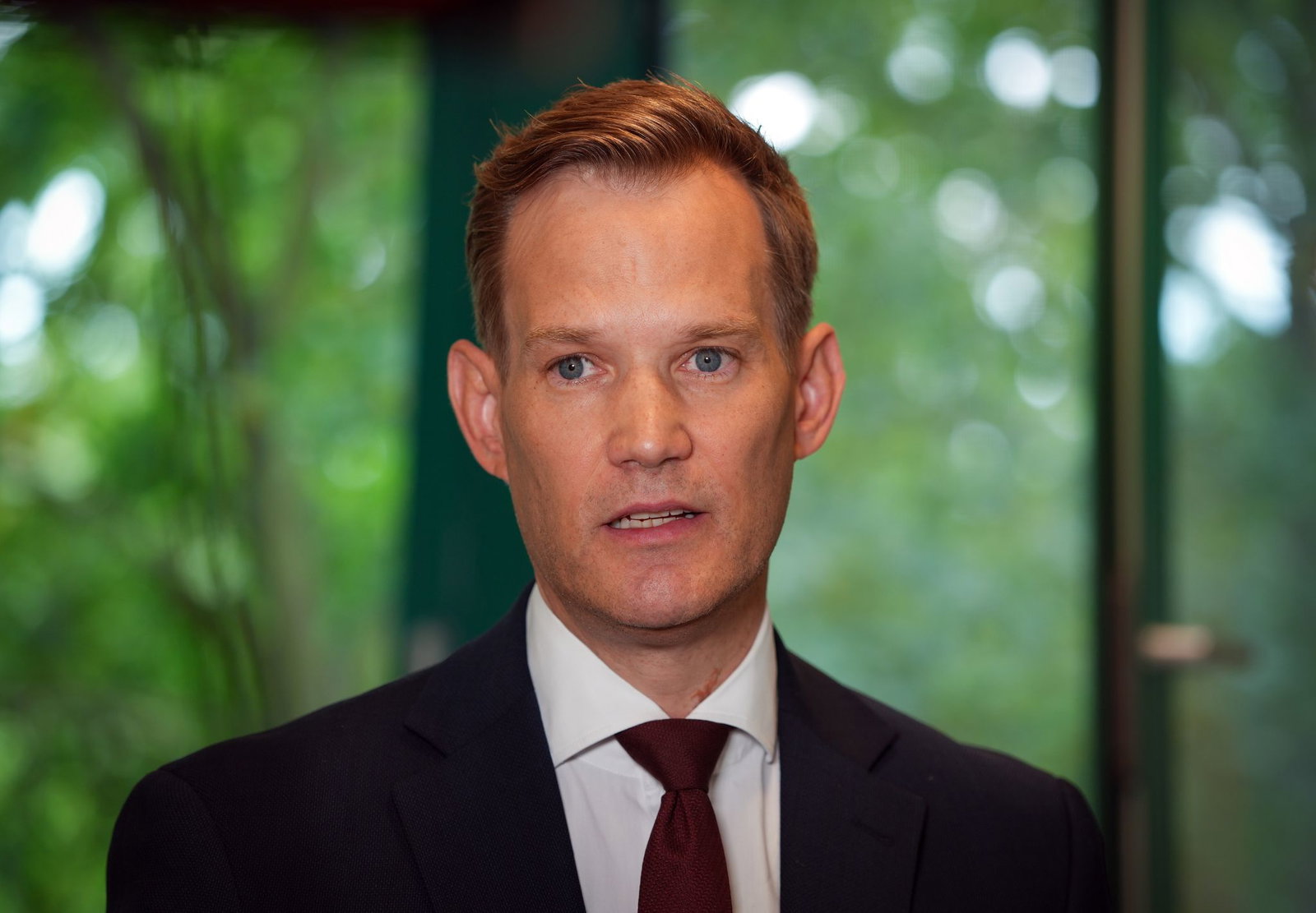 Rauf mit der Tabaksteuer, damit weniger Menschen rauchen, findet der CDU-Politiker Hendrik Streeck. (Archivbild)