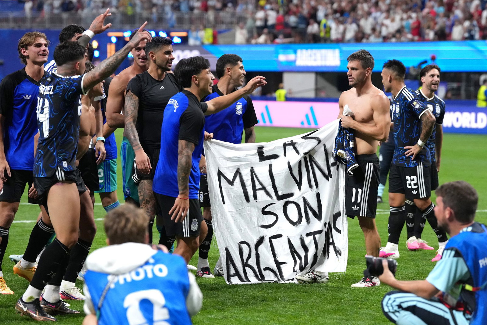 Argentiniens Spieler sorgen mit einem Transparent für Aufsehen. 
